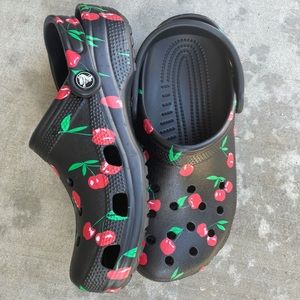 crocs Women’s Classic Clog cherries 8